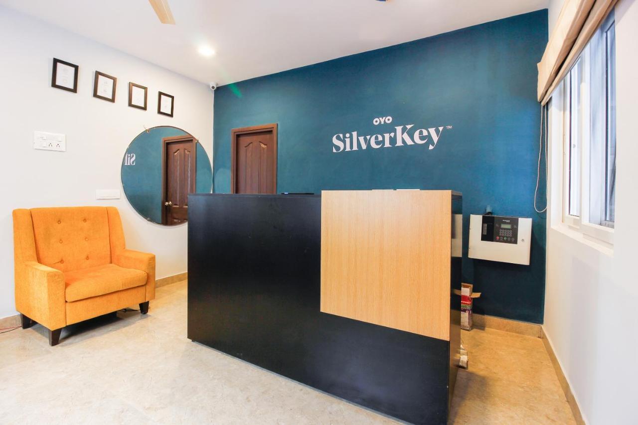 Oyo Silverkey 62075 Sanath Nagar Hotel Hyderabad Ngoại thất bức ảnh